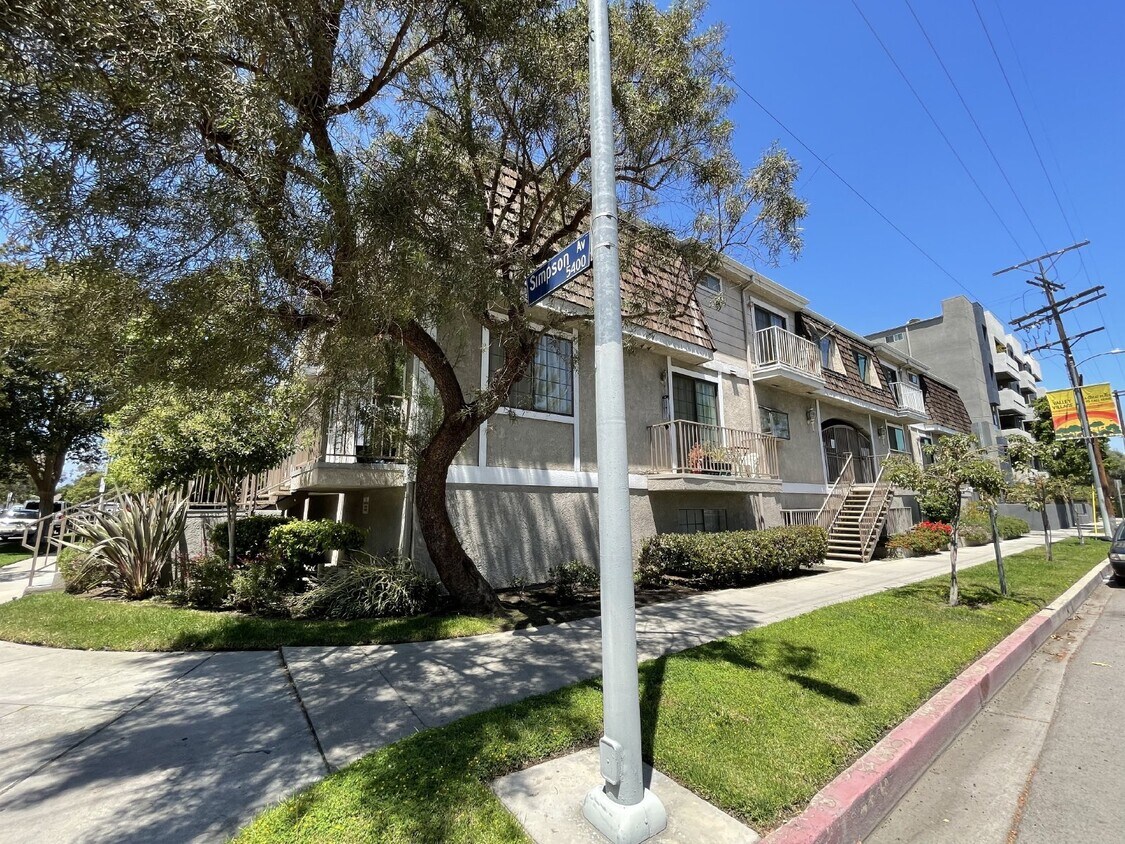 Primary Photo - 3 + 2.5 Charming Townhome in Desirable Val...