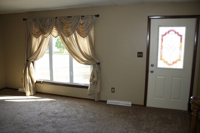 Building Photo - 3 Bedroom Home...Fenced in Yard