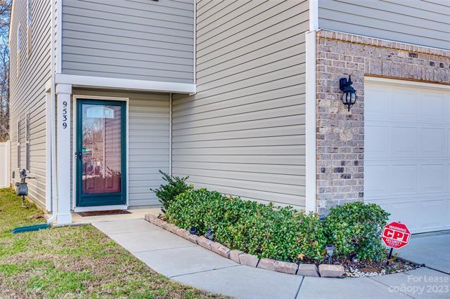 Building Photo - 9539 Kendall Dr