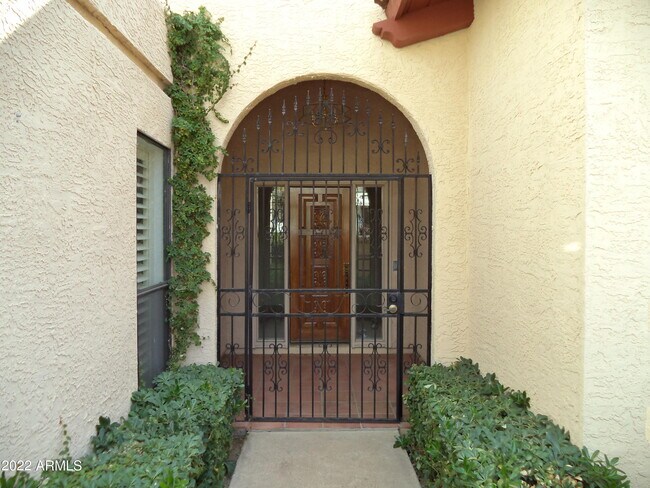 Building Photo - 3125 E Claremont Ave