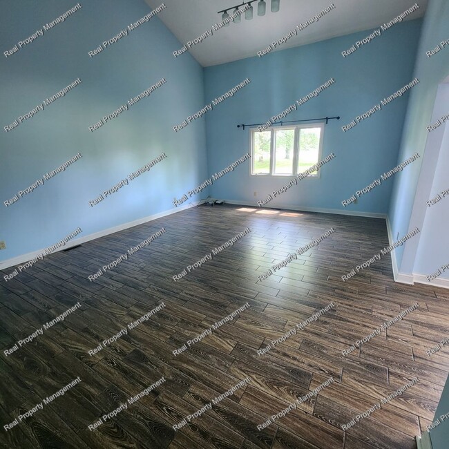 Building Photo - Three Bed Chesterton Townhome