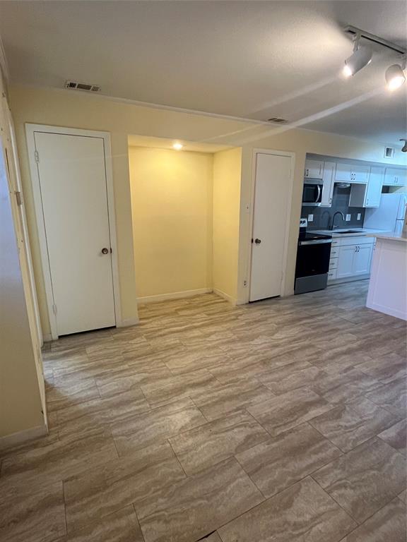 Building Photo - 1510 W N Loop Blvd