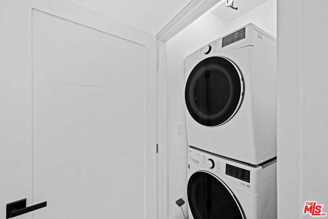 Building Photo - 426 S La Peer Dr