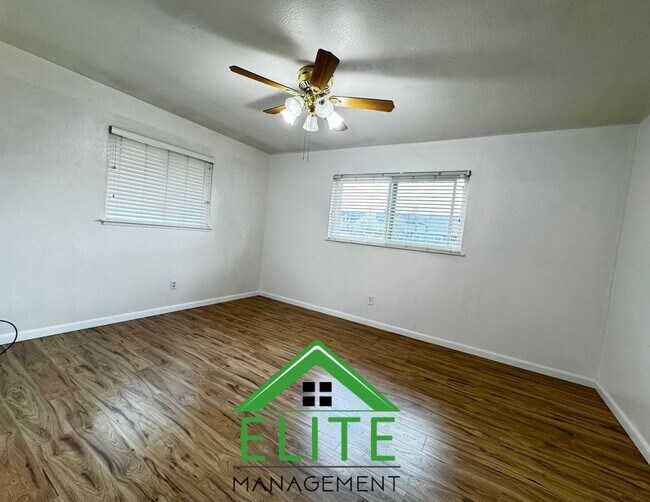 Foto del edificio - **Charming 3-Bedroom Home in Established S...