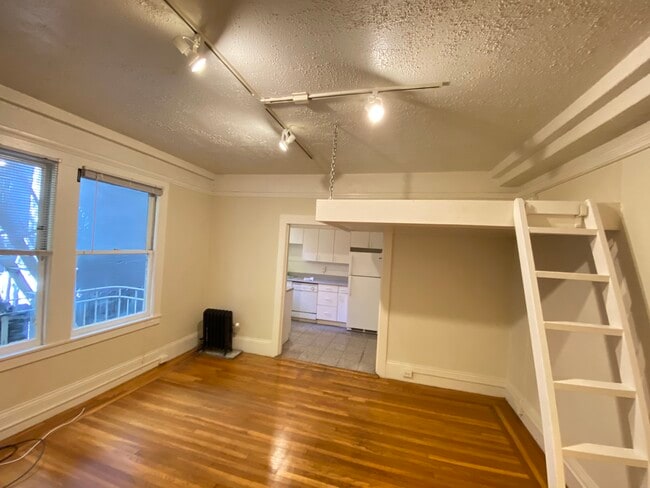 Interior Photo - Palace Court Apartments LLC.