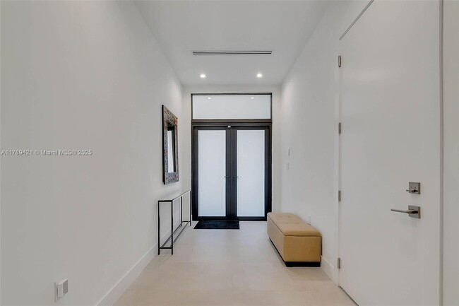 Building Photo - 3045 Elizabeth St