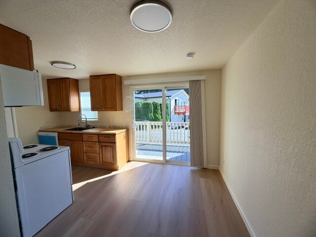 Comedor y terraza - 21414 5th Pl S