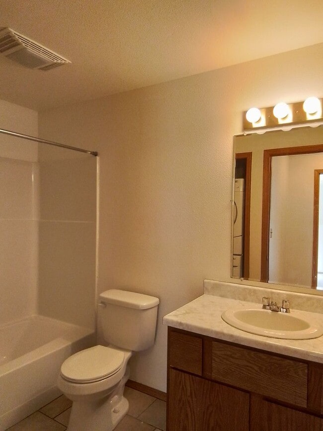 Building Photo - Great location, nice condo, second Floor