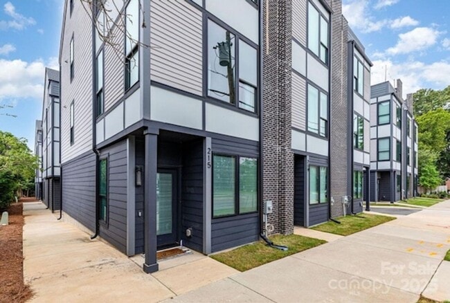 Foto del edificio - 215 Freeland Ln