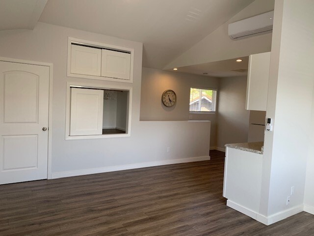 Building Photo - Gorgeous Studio ~ Convenient Location in E...