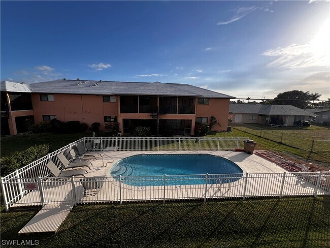 Foto del edificio - 1202 Cape Coral Pkwy W