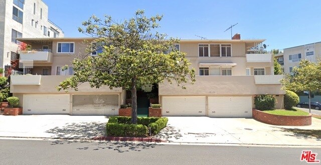 Foto principal - 1366 S Beverly Glen Blvd
