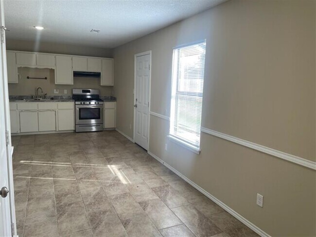 Building Photo - Barling home