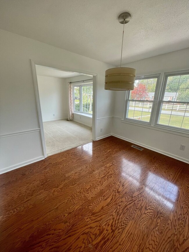 Building Photo - 3 Bedroom Single Family Home in off Masonb...