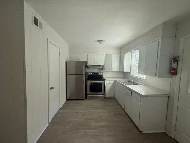 Building Photo - 618 Eastview Ct