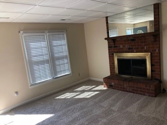 Building Photo - B-1 Kingswood Villas - Gorgeous townhome available now!