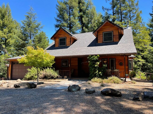 Building Photo - Two + bedroom 2 bath Private home on Three...
