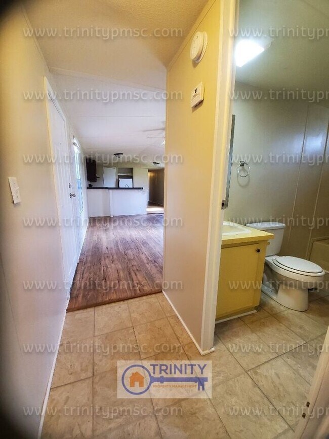Foto del edificio - HUGE LOT! Pets welcome! 3 Bed rooms!