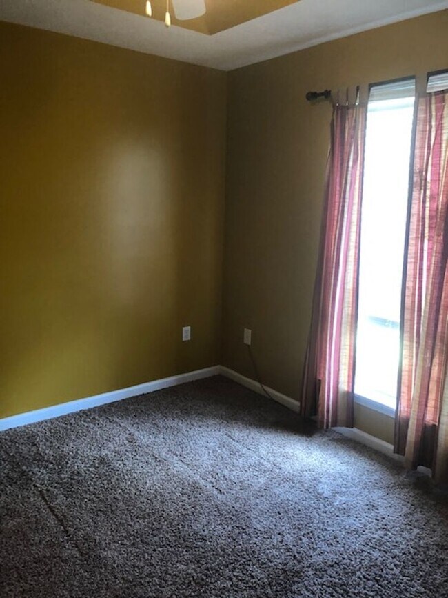 Building Photo - 117 Gardenview Dr