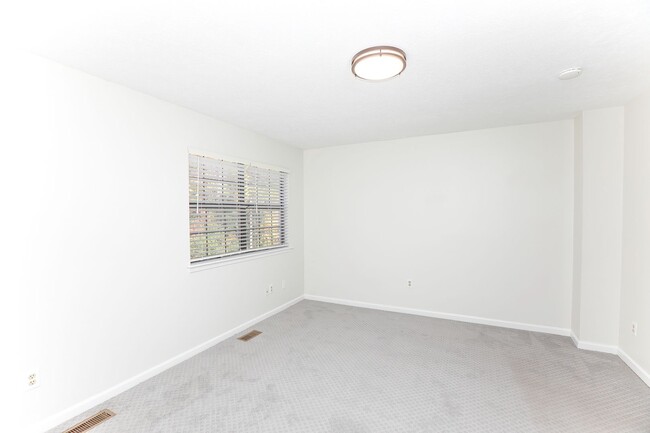 Building Photo - WILLIAMSBURG 2 Bedroom 1.5 Bath Townhome
