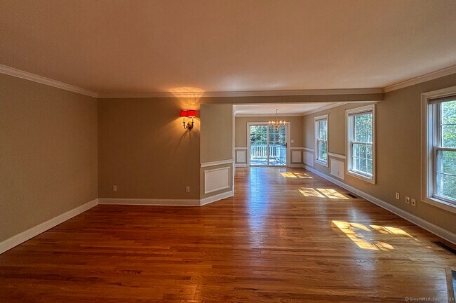 Building Photo - 405 S Pine Creek Rd