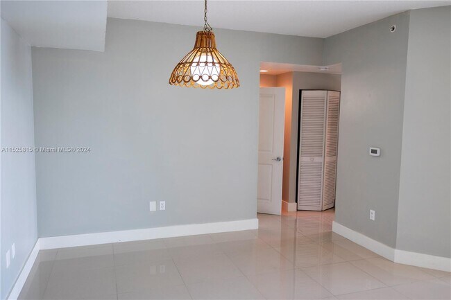 Foto del edificio - 7900 Harbor Island Dr