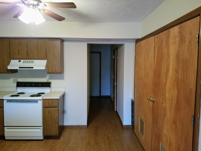 Foto del edificio - East Townhomes at Whitehall Blvd