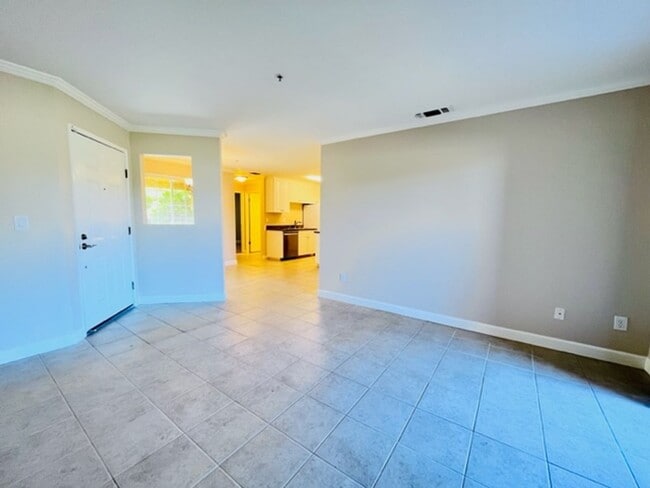Building Photo - Move-in Ready, 2BD/2BA Single-Story Condo ...