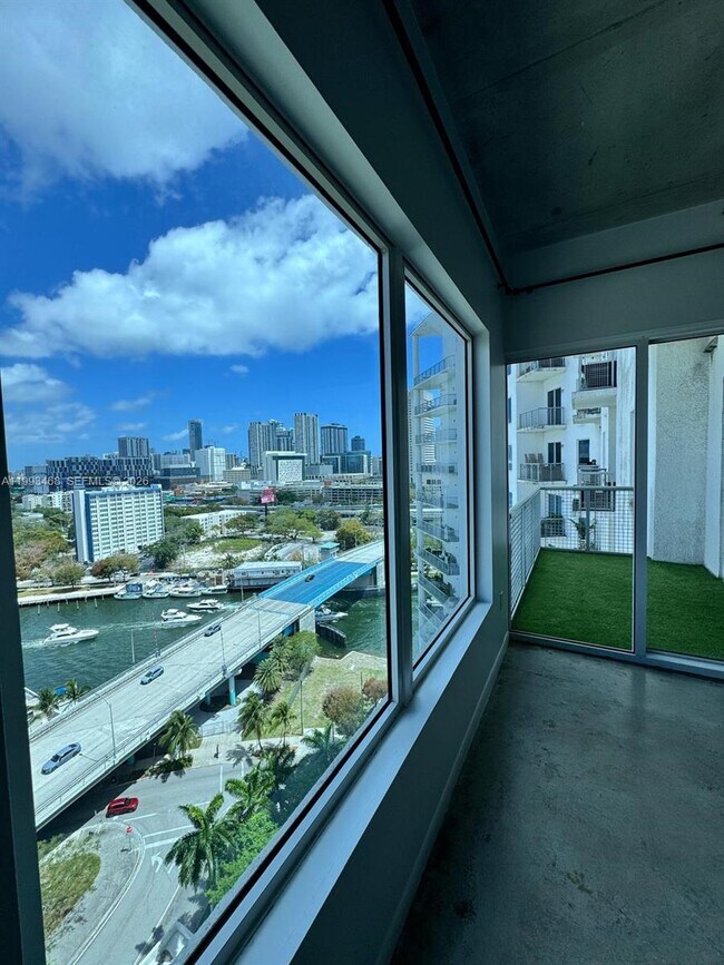 Foto del edificio - 10 SW South River Dr