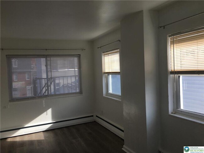 Foto del edificio - 210 W Gordon St