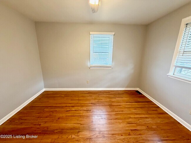 Foto del edificio - 1825 E Oak St