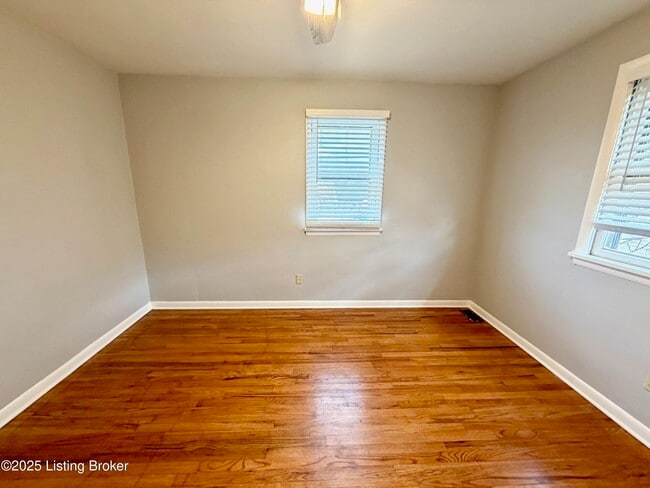 Building Photo - 1825 E Oak St