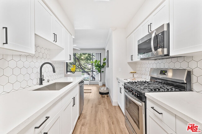 Building Photo - 821 3rd St