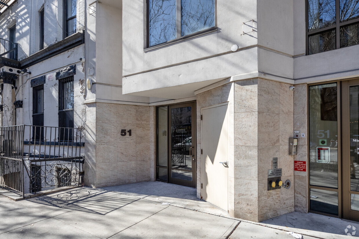 Entrada - 51 St. Nicholas Ave