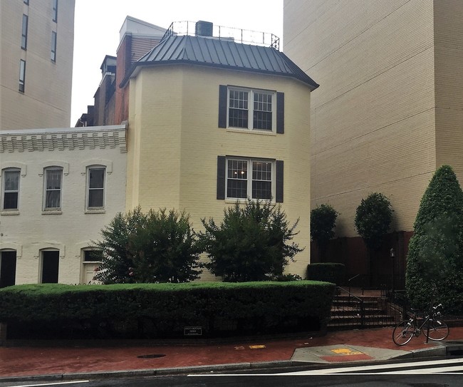 Building Photo - 900 24th St NW
