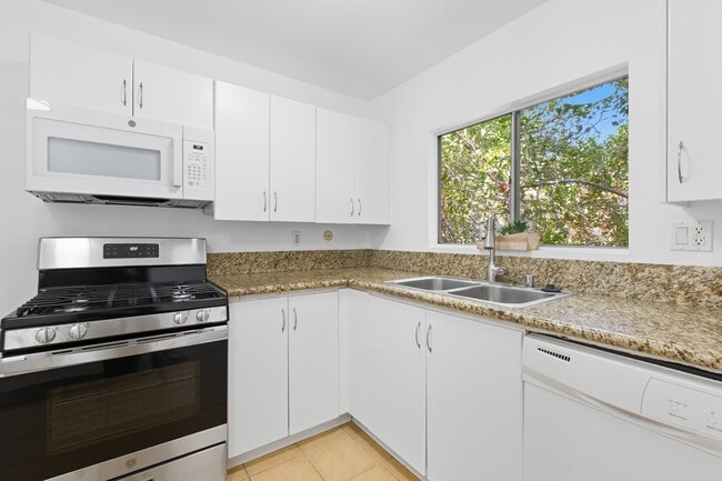 Building Photo - 18350 Hatteras St