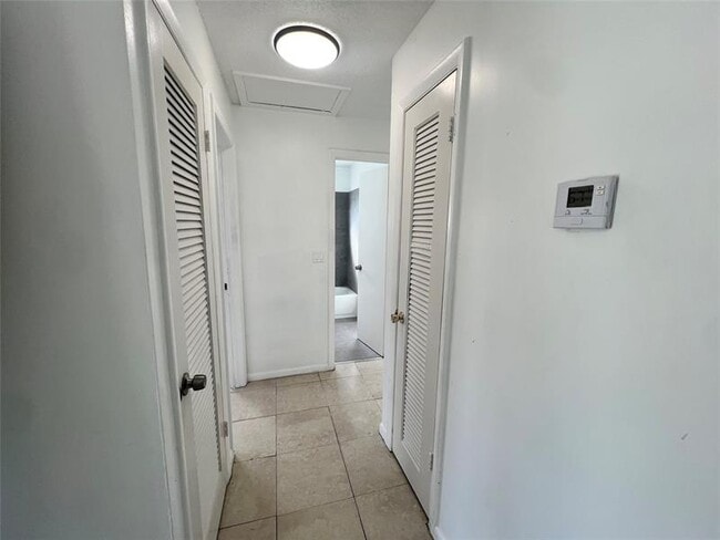 Foto del edificio - 3319 Grove Rd