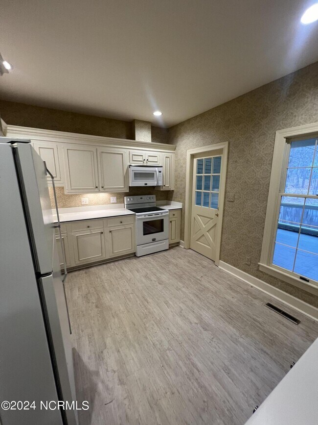Building Photo - 4 Villagewood Cir
