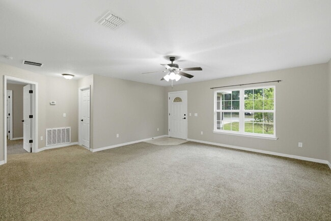 Foto del edificio - No HOA! Spacious 3 Bedroom Home with Large Backyard & Fire Pit – Move-In Ready