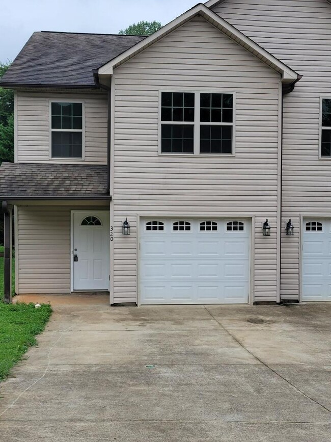 Building Photo - 320 Zach Dr
