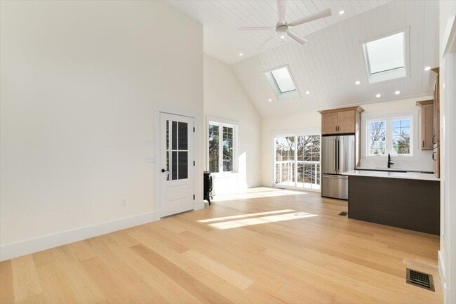 Building Photo - 639 E Broadway