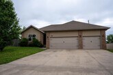 Foto principal - 3 bed home with NEW FLOORING AND FULLY FEN...