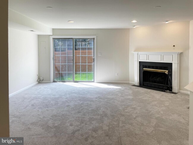 Building Photo - 11495 Heritage Commons Way