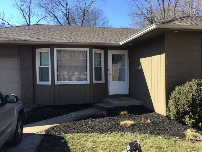 Building Photo - COMING SOON!! 3 bed, 2 bath Newly Remodeled