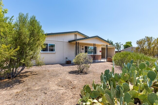 Photo - 921 W 16th St House