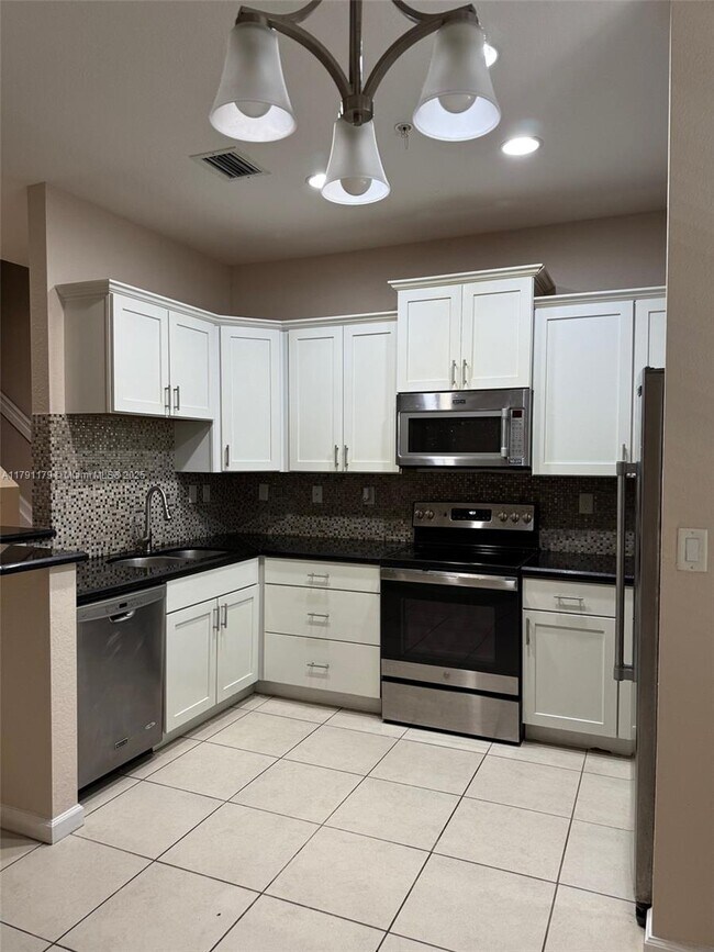 Foto del edificio - 283-283 SW 7th Ct