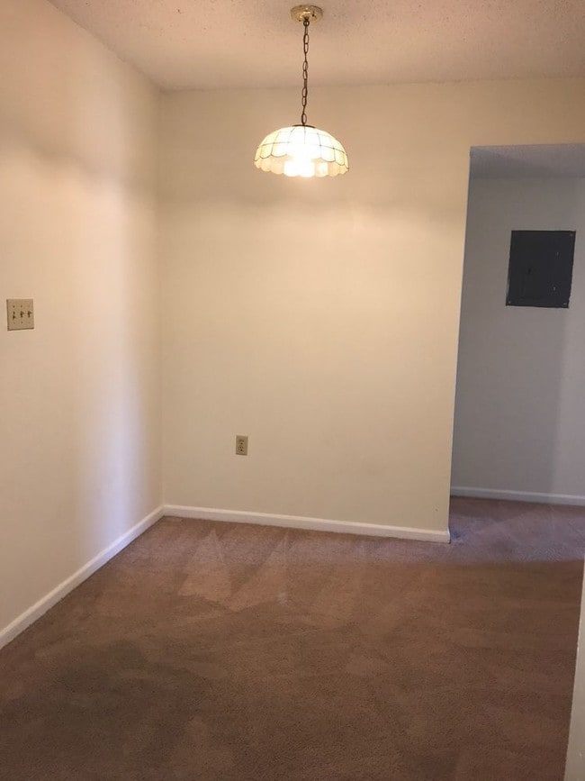 Building Photo - 613 Colonial Dr