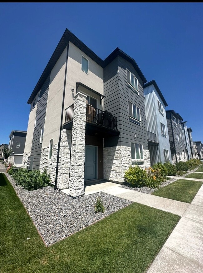 Building Photo - 1023 W 360 S