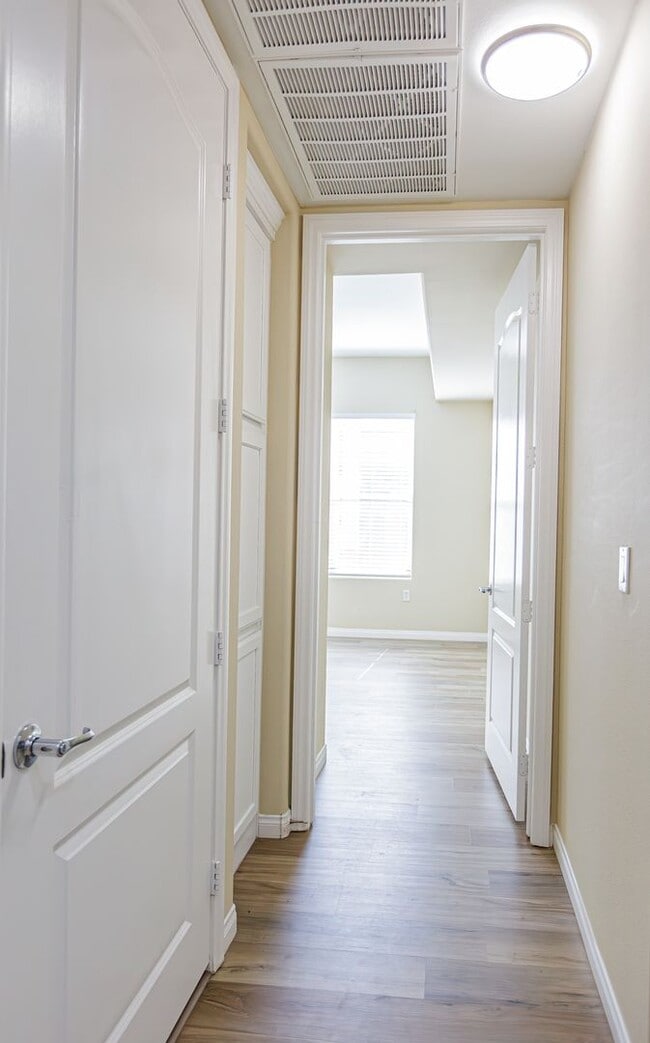 Building Photo - Top Floor 2 Bedroom Condo Located in Manha...