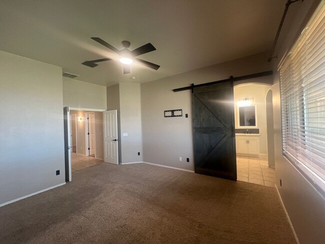 Foto del edificio - ATTRACTIVE SANTA FE 3 BEDROOM IN VAIL SCHOOL DISTRICT.